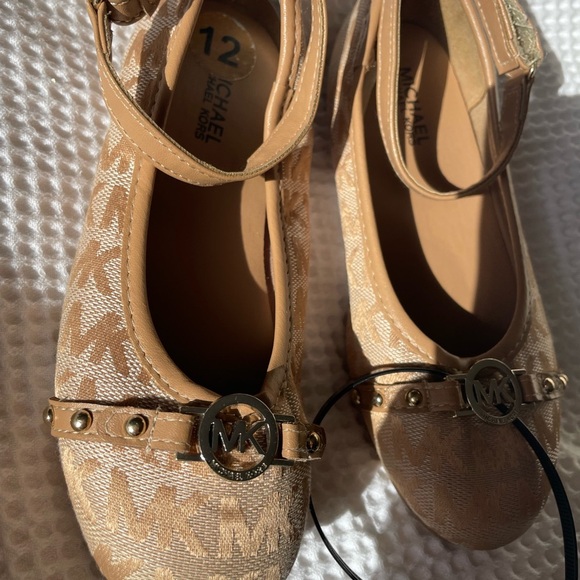 Michael Kors Kids Beige Dress Shoes - Picture 2 of 4